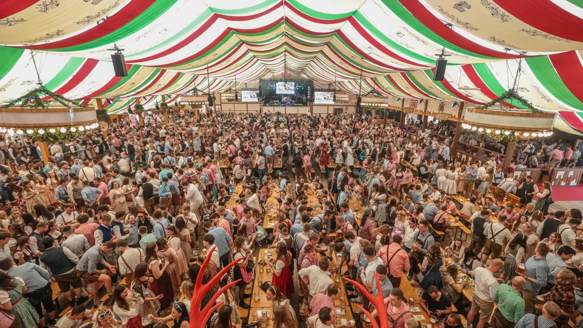 Stuttgarter Frühlingsfest - Fassanstich: 19.04.2024, Baden-Württemberg, Stuttgart: Besucher beim 85. Stuttgarter Frühlingsfest feiern in einem Festzelt. Das 85. Stuttgarter Frühlingsfest findet von 19. April bis 11. Mai 2025 auf dem Cannstatter Wasen statt. Foto: Christoph Schmidt/dpa +++ dpa-Bildfunk +++