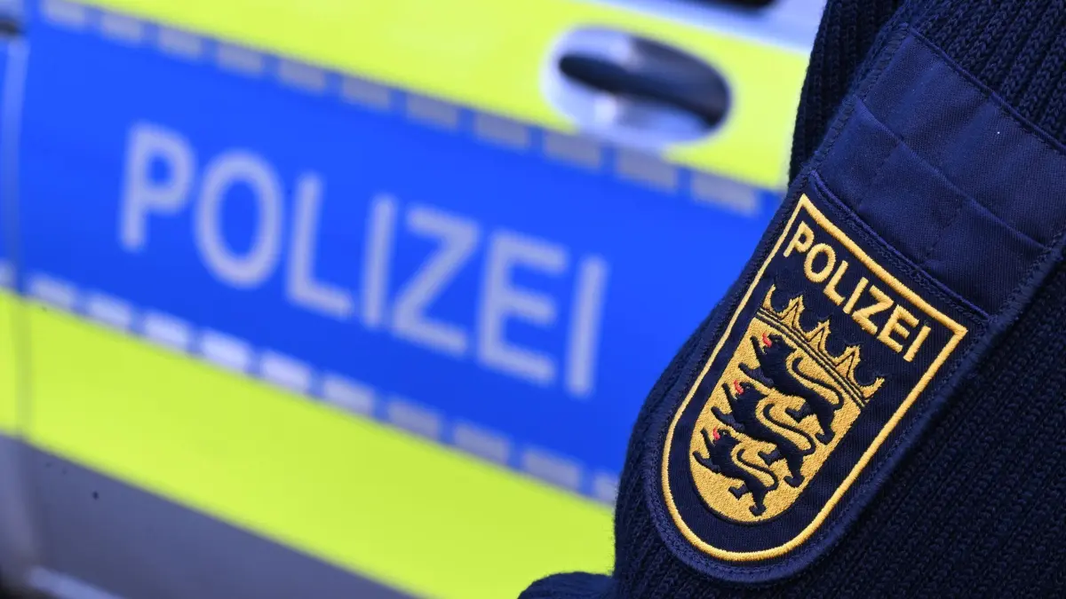 ARCHIV - 03.12.2024, Baden-Württemberg, Stuttgart: Das Logo der Polizei auf der Dienstkleidung eines Polizisten. (zu dpa: «Mann soll mit Gasdruckwaffe auf Ausländer geschossen haben») Foto: Bernd Weißbrod/dpa +++ dpa-Bildfunk +++