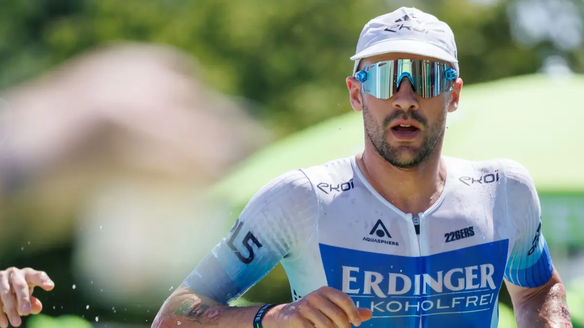 Triathlet Partrick Lange: ARCHIV - 25.06.2023, Bayern, Roth: Patrick Lange, Triathlet aus Deutschland, verlässt beim Datev Challenge Roth die Wechselzone von der Radetappe zur Laufetappe. Lange hat beim Ironman Texas den zweiten Platz belegt. (zu dpa: «Rückschlag für Ironman-Champion Lange») Foto: Daniel Karmann/dpa +++ dpa-Bildfunk +++
