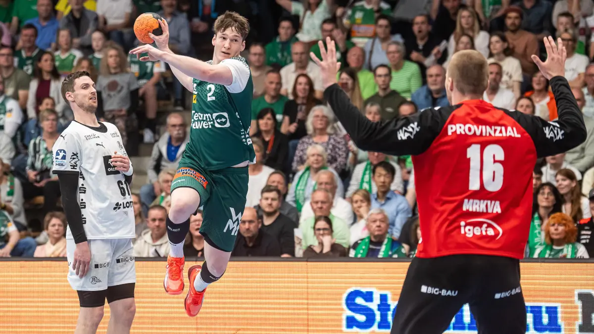 Frisch Auf Goeppingen vs. THW Kiel, Handball, 1. Bundesliga, Herren, Spielzeit 2024/2025, 19.04.2025: Oskar Neudeck (Frisch Auf Goeppingen, #02) kommt frei vor Tomas Mrkva (THW Kiel, #16) zum Wurf, Hendrik Pekeler (THW Kiel, #61) kann nur zusehen, Frisch Auf Goeppingen vs. THW Kiel, Handball, 1. Bundesliga, Herren, Spielzeit 2024/2025, 19.04.2025,
Foto: EIBNER/Michael Schmidt