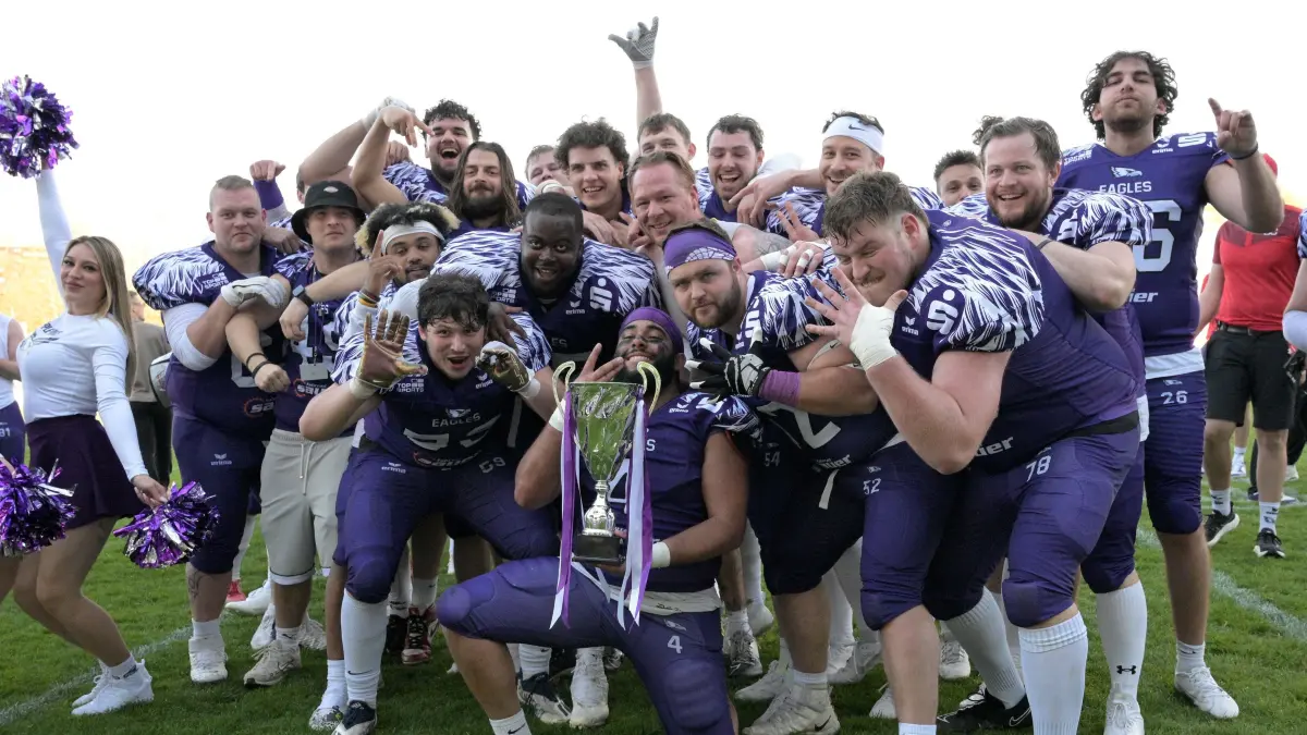 American Football RL | SSV Reutlingen 05 Eagles vs. Freiburg Sacristans: American Football | SSV Reutlingen 05 Eagles (lila) vs. Freiburg Sacristans (weiss) // 2025-04-19 // Foto: Joachim Baur // Eaglkes mit dem Wanderpokal - Purple Bowl...