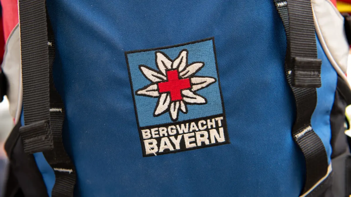 Bergwacht in Bayern: ARCHIV - 29.05.2020, Bayern, Bad Tölz: Das Logo der Bergwacht ist an einem Rucksack zu sehen. (zu dpa: «Gleitschirmflieger stürzt ab und landet in Wandergruppe») Foto: Sven Hoppe/dpa +++ dpa-Bildfunk +++