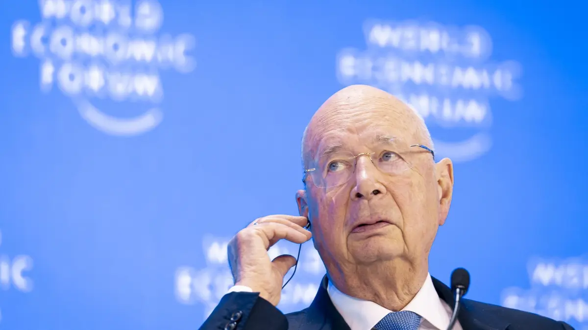 Weltwirtschaftsforum in Davos: ARCHIV - 21.01.2025, Schweiz, Davos: Der Deutsche Klaus Schwab, Gründer und Exekutivvorsitzender des Weltwirtschaftsforums (WEF), reagiert während einer Plenarsitzung in der Kongresshalle, während des 55. jährlichen Treffens des Weltwirtschaftsforums (WEF) in Davos. (zu dpa: «Weltwirtschaftsforum Davos: Gründer Klaus Schwab geht») Foto: Michael Buholzer/KEYSTONE/dpa +++ dpa-Bildfunk +++
