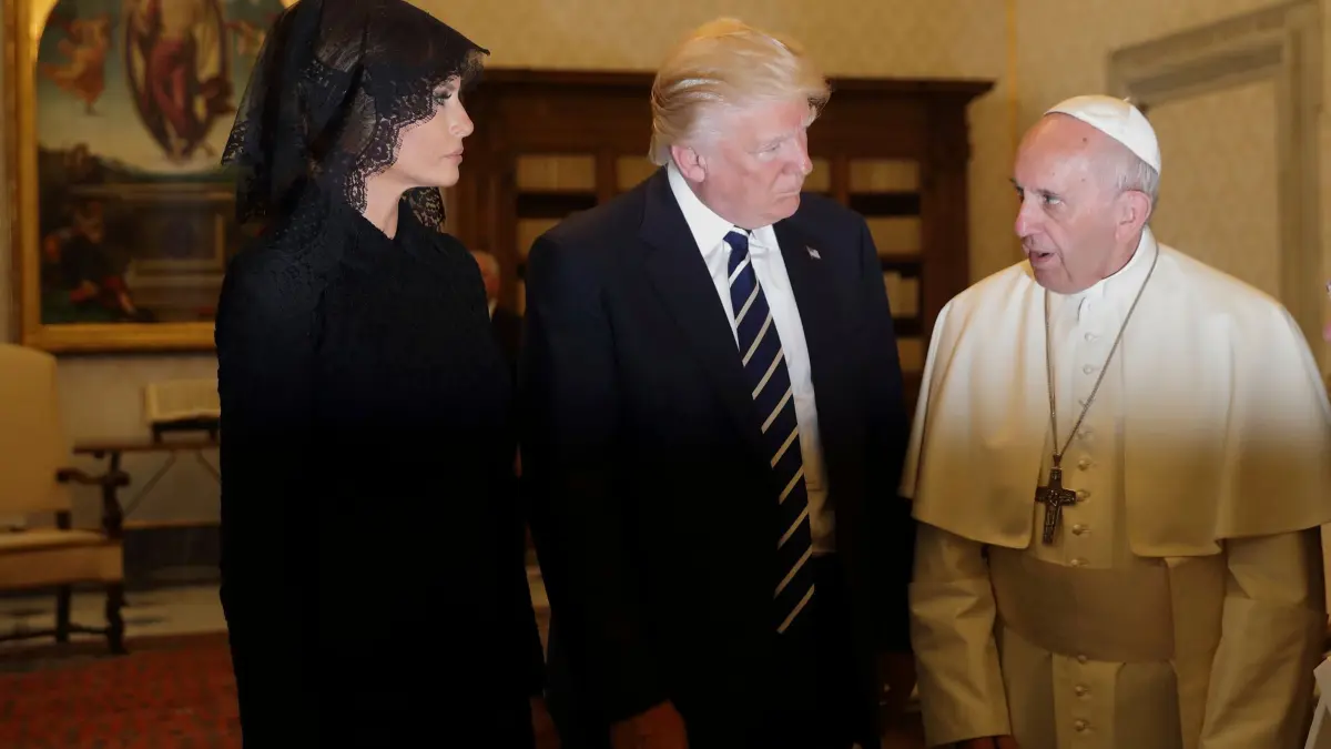 Papst Franziskus: ARCHIV - 24.05.2017, Vatikan, Vatikanstadt: Papst Franziskus ist tot. Das Oberhaupt von weltweit 1,4 Milliarden Katholiken starb am Montag im Alter von 88 Jahren, wie der Vatikan mitteilte. Der Argentinier stand seit 2013 an der Spitze der katholischen Kirche. Papst Franziskus (r) trifft am 24.05.2017 im Vatikan den damaligen US-Präsidenten Donald Trump (M) und seine Frau Melania. Foto: Alessandra Tarantino/AP Pool/dpa +++ dpa-Bildfunk +++