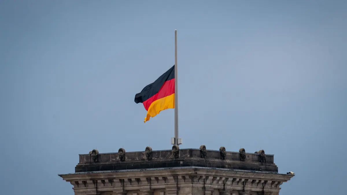 Papst Franziskus gestorben - Flagge auf Halbmast - Berlin: 22.04.2025, Berlin: Eine der Deutschland-Flaggen auf dem Reichstag weht am Morgen auf Halbmast. Bundesinnenministerin Faeser hat wegen des Todes von Papst Franziskus für den 22. April 2025 die Trauerbeflaggung der obersten Bundesbehörden angeordnet. Foto: Soeren Stache/dpa +++ dpa-Bildfunk +++