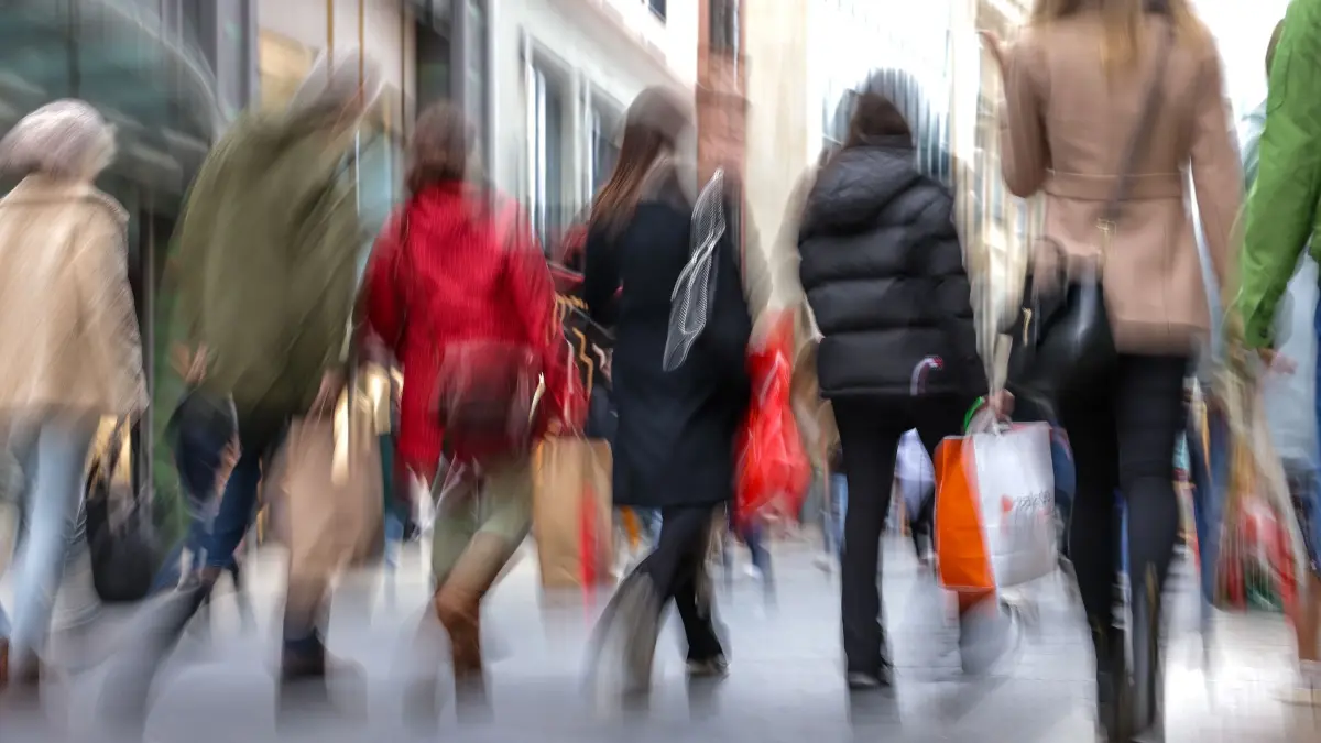 Bevölkerungsstatistik: ARCHIV - 28.10.2023, Sachsen, Leipzig: Passanten gehen mit mehreren Einkaufstüten durch die Leipziger Innenstadt. (zu dpa: «Streit um Einwohnerzahl: Einige Städte bangen um viel Geld») Foto: Jan Woitas/dpa +++ dpa-Bildfunk +++