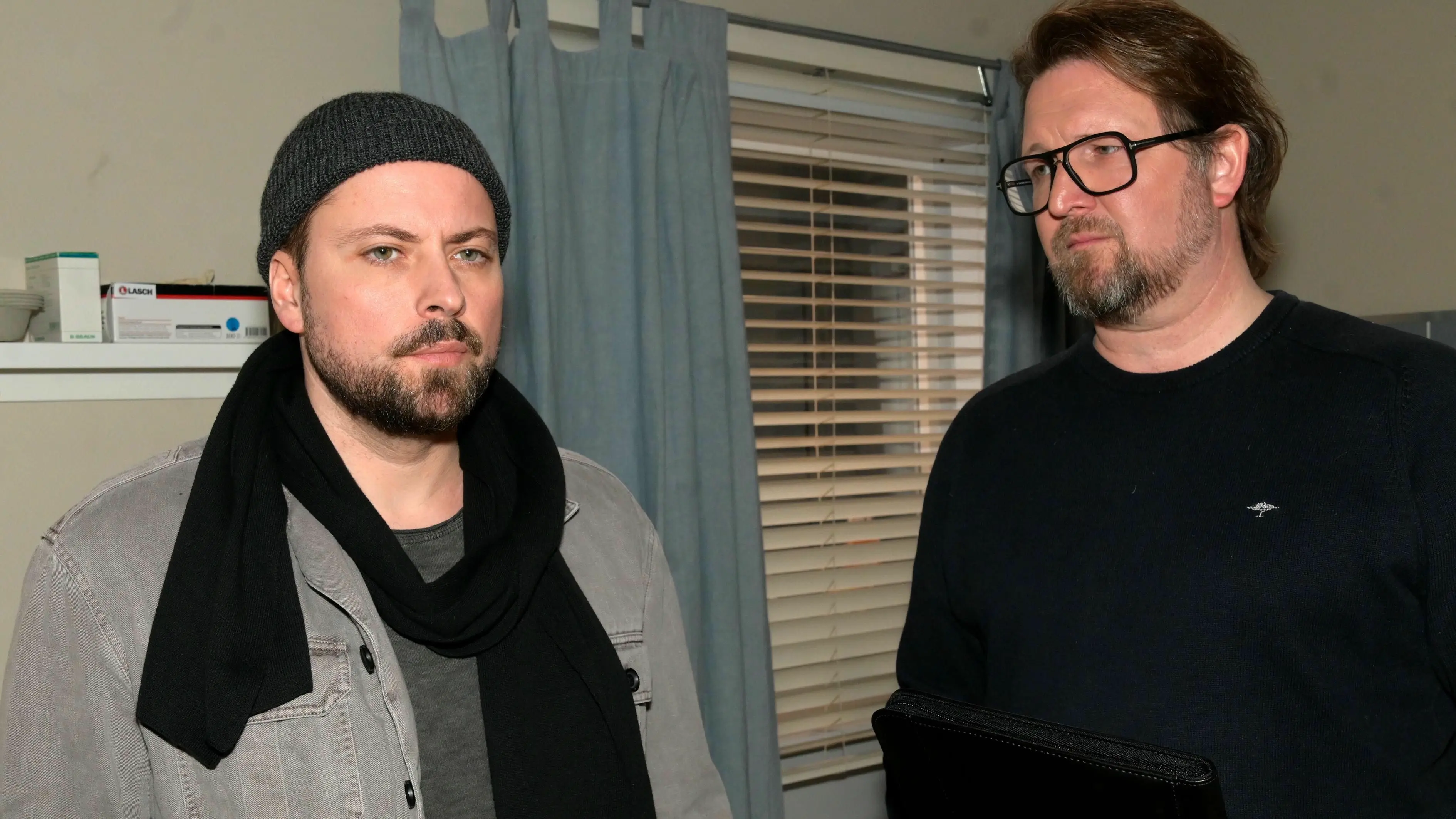 John (Felix von Jascheroff, l.) erfährt von Peter Sander (Mischa Frinke), dass er keinerlei Rechte hat.