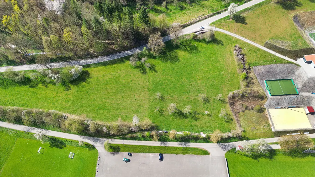 Zwischen der Kreisstraße 2560 und den Parkplätzen im Sportpark Braunsbach sollen mittelfristig eine Sport- und Tennishalle entstehen.