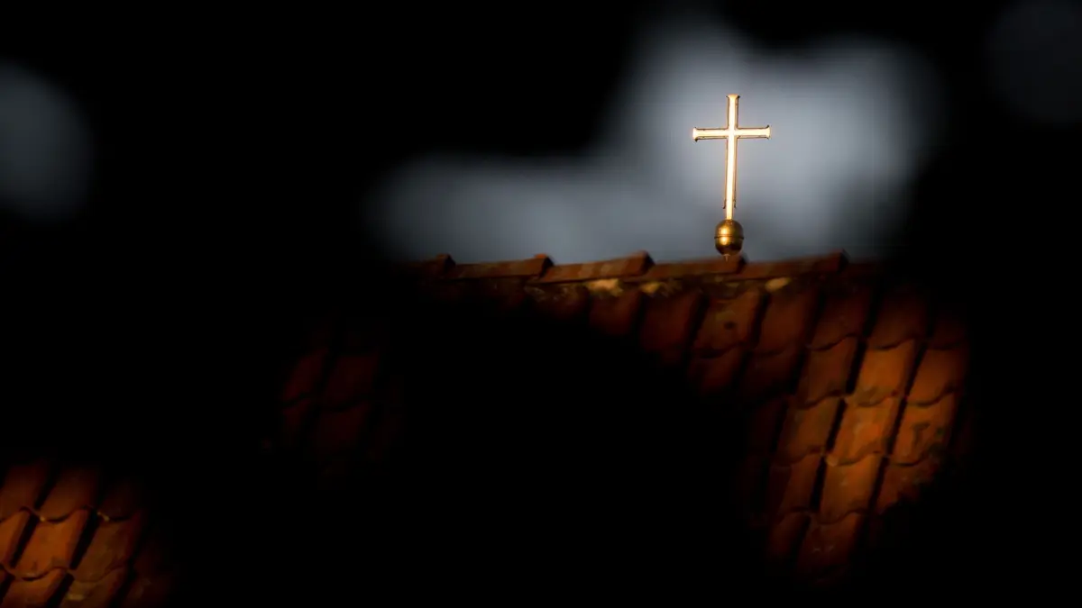 Ein goldenes Kreuz auf einer evangelischen Kirche: ARCHIV - Haben Sie und Ihr Partner unterschiedliche Religionszugehörigkeiten? Dann müssen Sie unter Umständen das sogenannte Kirchgeld zahlen. (zu dpa: «Kirchgeld wird seit 2025 erst bei höheren Einkommen fällig») Foto: Julian Stratenschulte/dpa/dpa-mag - Honorarfrei nur für Bezieher des Dienstes dpa-Magazin +++ dpa-Magazin +++