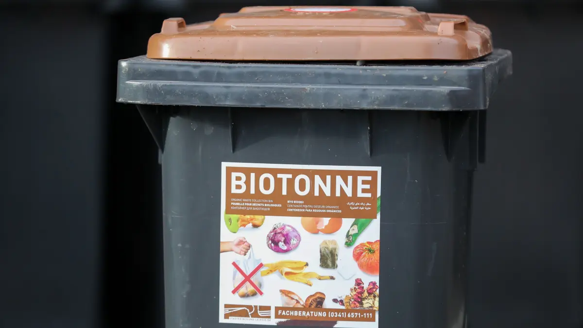 Eine Biotonne steht auf dem Gelände der Stadtreinigung. (zu dpa: «Thüringer Flickenteppich beim Biomüll») +++ dpa-Bildfunk +++