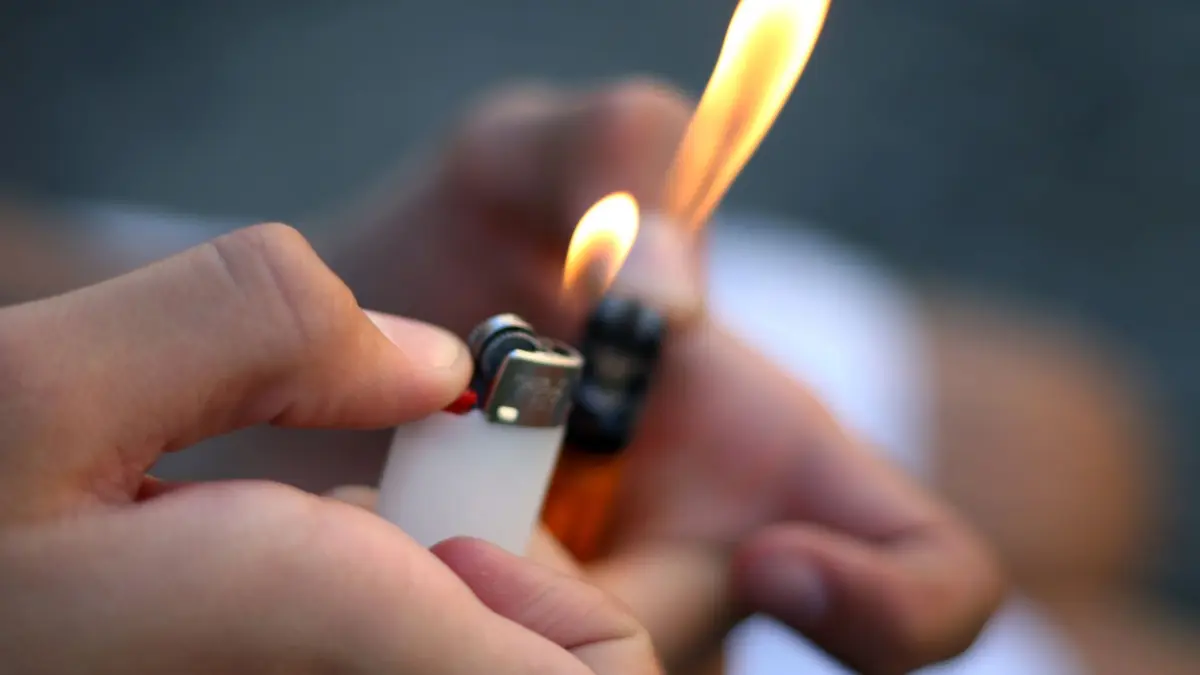 Gefährliche Feuerzeuge?: ARCHIV - 10.09.2011, Bayern, Waltenhofen: Ein Junge spielt mit zwei Feuerzeugen. Deutschland und Frankreich achten nach Einschätzung des französischen Herstellers BIC bei Feuerzeugen nur unzureichend auf Sicherheitsnormen. Feuerzeuge lösten in der gesamten EU im Jahr etwa 30 000 Unfälle aus, die meisten davon könnten vermieden werden. (zu dpa: «Unbekannter brennt Hakenkreuz in Pfarramts-Tür») Foto: Karl-Josef Hildenbrand/dpa +++ dpa-Bildfunk +++