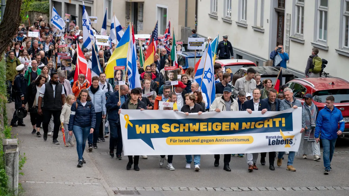 Unter dem Motto "Wir Schweigen nicht" zog der Marsch des Lebens durch die Tübinger Innenstadt.