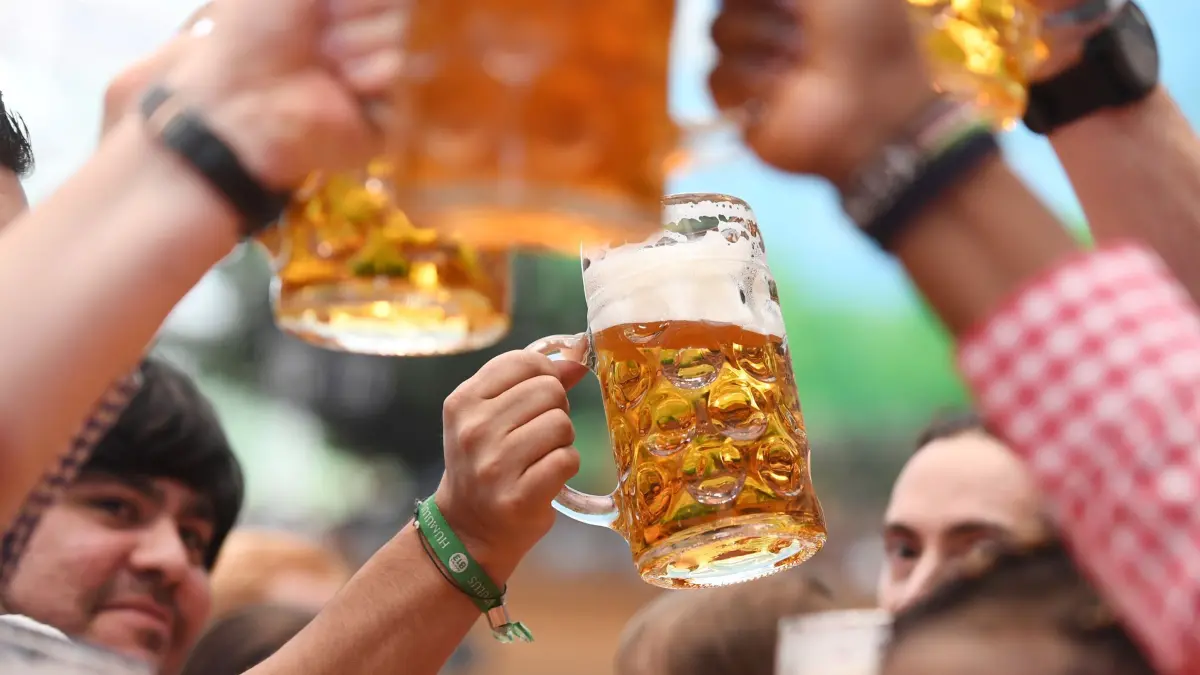 Bier: ARCHIV - 16.09.2017, Bayern, München: Besucher prosten sich in einem Bierzelt mit Biergläsern zu. (zu dpa: ««Fanni»: Ein Dorf, ein Wirtshaus - und ein Kinofilm») Foto: Tobias Hase/dpa +++ dpa-Bildfunk +++