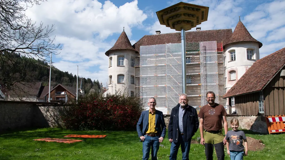 Bürgermeister Jens Keucher (von links), der Glatter Ortsvorsteher Axel Anger und Dr. Christian Dietz stellen das Schwalbenhaus mit über 50 Bruthöhlen am Wasserschloss als Naturschutz-Ausgleichsmaßnahme für die Fassadensanierung vor.