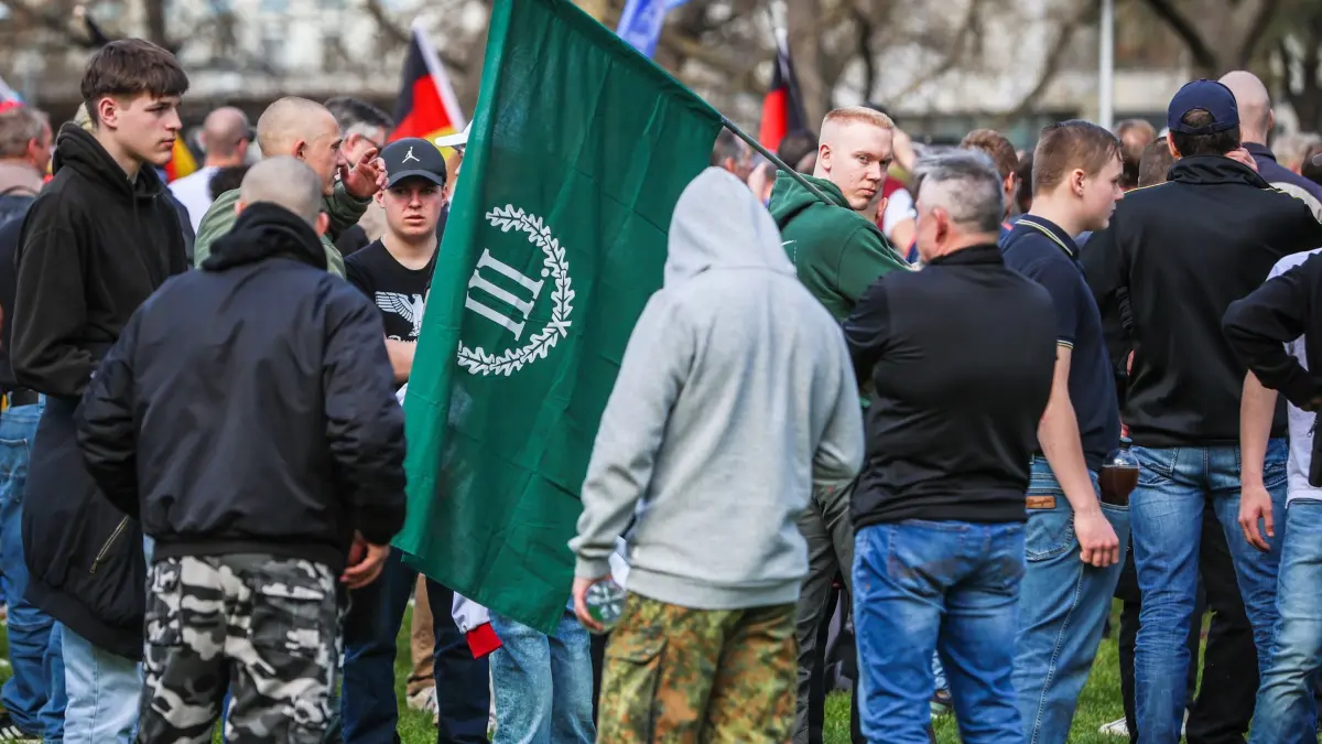 Bundesweit Demos „Gemeinsam für Deutschland!“ - Stuttgart: ARCHIV - 22.03.2024, Baden-Württemberg, Stuttgart: Zahlreiche Menschen nehmen im Stadtgarten an einem bundesweiten Protest unter dem Motto "Gemeinsam für Deutschland“ teil. Dabei ist unter anderem die Flagge der „"Der III. Weg“" zu sehen. (zu dpa: «Verfassungsschutz: Auch Extremisten bei Deutschland-Demos») Foto: Christoph Schmidt/dpa +++ dpa-Bildfunk +++