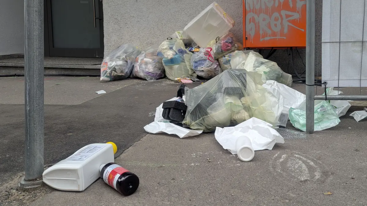 Länger als eine Woche lagen neulich auch in der Tübinger Innenstadt die Gelben Säcke am Straßenrand. Bis der Müll abgeholt wurde, waren die Säcke oft von Wind und Wetter zerfetzt. 