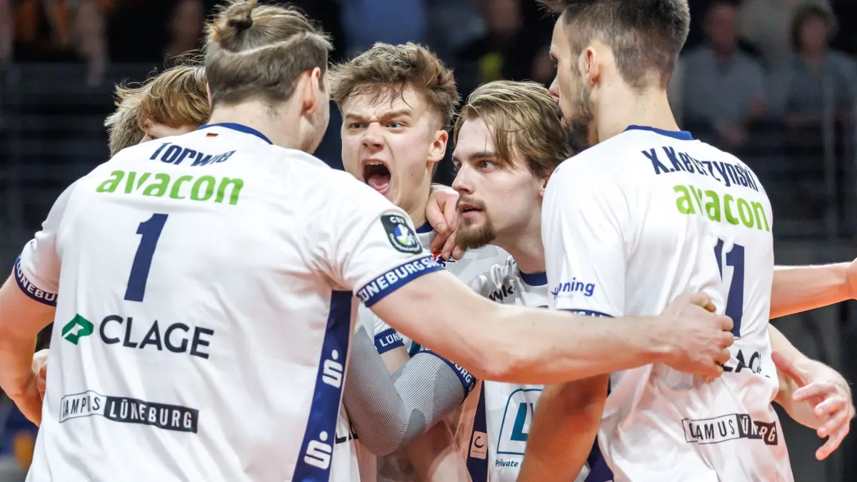 SVG Lüneburg: ARCHIV - 26.02.2025, Berlin: Volleyball, Männer: Champions League, Berlin Volleys - SVG Lüneburg, K.o.-Runde, Achtelfinale, Rückspiele, Max-Schmeling-Halle. Lüneburgs Spieler jubeln. (zu dpa: «Die «Lüne-Hünen» wollen ihr Leuchtfeuer entzünden») Foto: Andreas Gora/dpa +++ dpa-Bildfunk +++