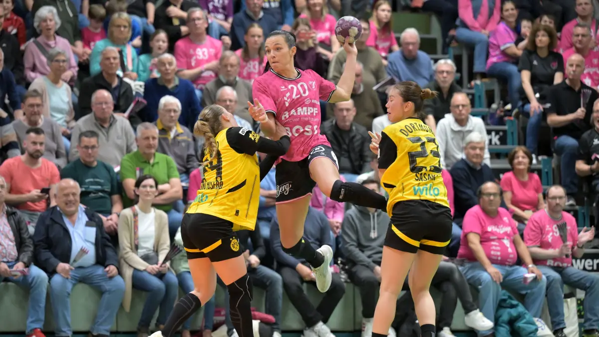 TusSies Metzingen vs. BVB Borussia Dortmund Handball, Handball, HBF, Playoff, Viertelfinale Spiel 2, Saison 2024/2025, 26.04.2025: Jana Scheib (TusSies Metzingen, #20) gegen Guro Berland Husebo (BVB Borussia Dortmund Handball, #24) und Haruno Sasaki (BVB Borussia Dortmund Handball, #23)
TusSies Metzingen vs. BVB Borussia Dortmund Handball,
Handball, HBF, Playoff, Viertelfinale Spiel 2, Saison 2024/2025, 26.04.2025
Foto: Eibner-Pressefoto/Tobias Baur