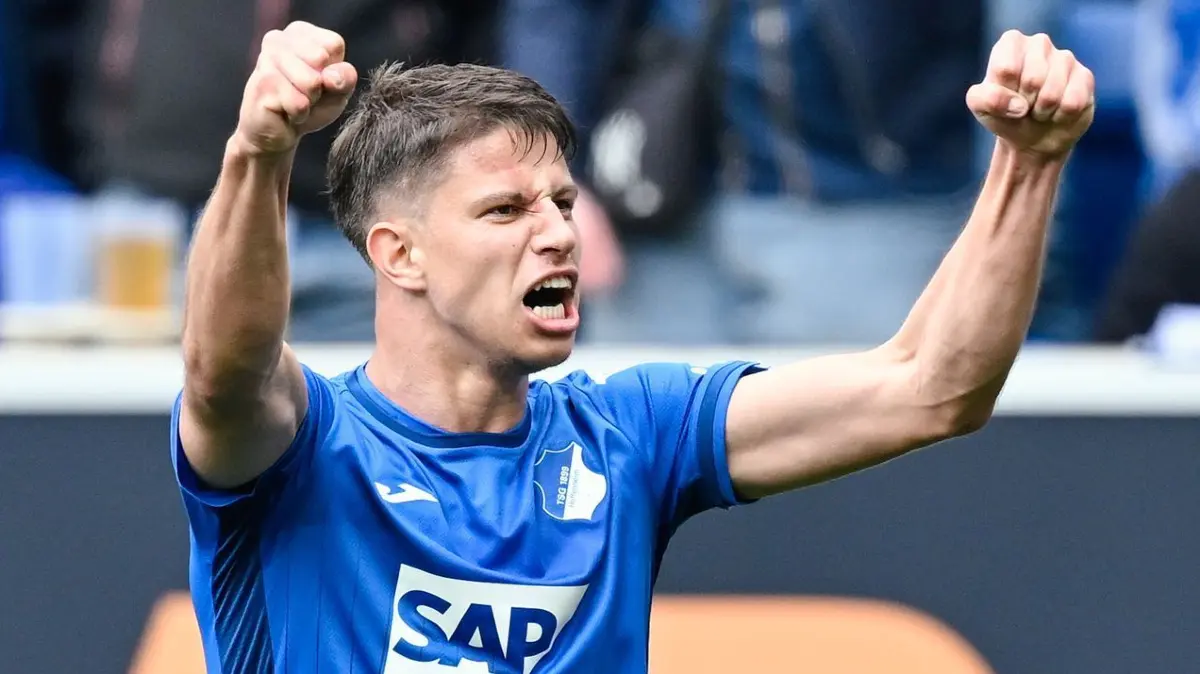 1899 Hoffenheim - Borussia Dortmund: 26.04.2025, Baden-Württemberg, Sinsheim: Fußball: Bundesliga, TSG 1899 Hoffenheim - Borussia Dortmund, 31. Spieltag, PreZero Arena. Hoffenheims Torschütze Adam Hlozek jubelt über das Tor zum 1:1. Foto: Uwe Anspach/dpa - WICHTIGER HINWEIS: Gemäß den Vorgaben der DFL Deutsche Fußball Liga bzw. des DFB Deutscher Fußball-Bund ist es untersagt, in dem Stadion und/oder vom Spiel angefertigte Fotoaufnahmen in Form von Sequenzbildern und/oder videoähnlichen Fotostrecken zu verwerten bzw. verwerten zu lassen. +++ dpa-Bildfunk +++
