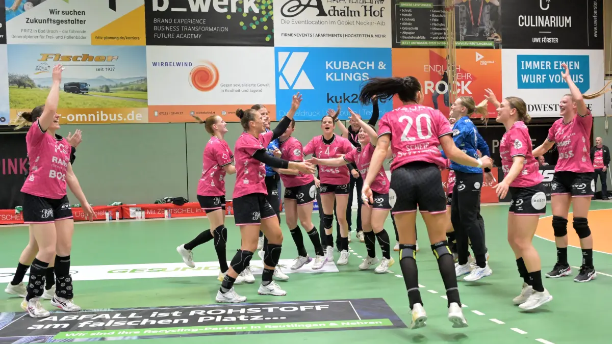 TusSies Metzingen vs. BVB Borussia Dortmund Handball, Handball, HBF, Playoff, Viertelfinale Spiel 2, Saison 2024/2025, 26.04.2025: die TusSies feiern den Sieg nach Verlaengerung gegen Dortmund
TusSies Metzingen vs. BVB Borussia Dortmund Handball,
Handball, HBF, Playoff, Viertelfinale Spiel 2, Saison 2024/2025, 26.04.2025
Foto: Eibner-Pressefoto/Tobias Baur