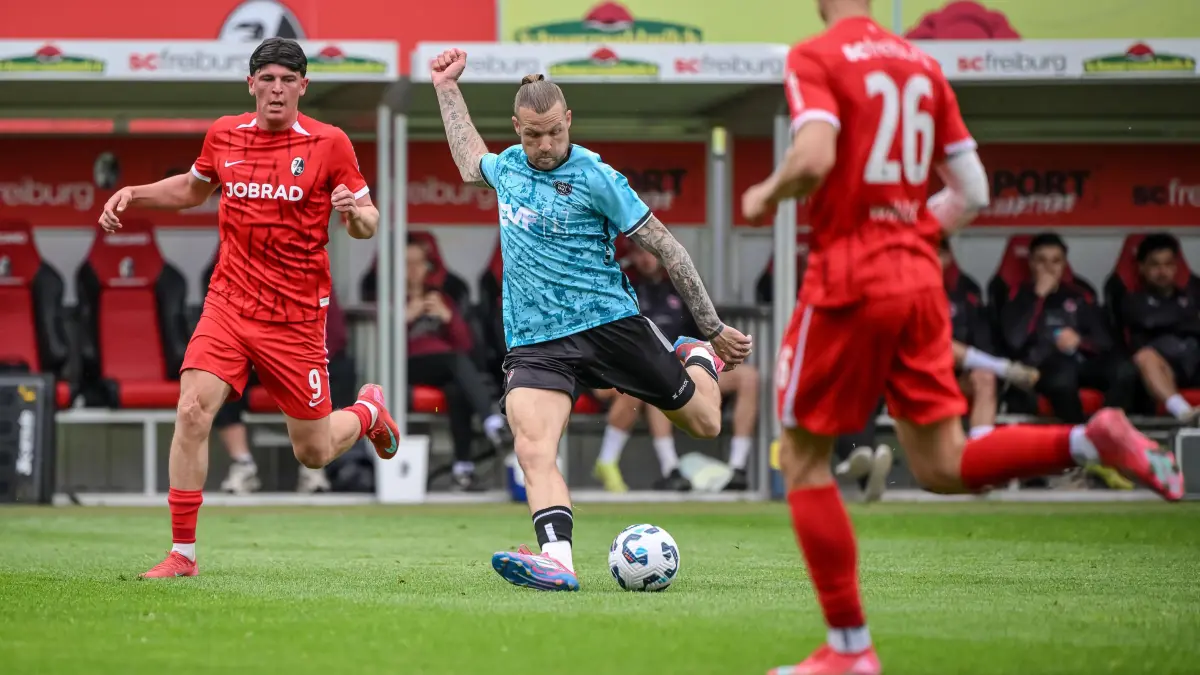GER, SC Freiburg II vs. 1. Goeppinger SV, Fussball, Regionalliga Suedwest, 31. Spieltag, Saison 2024/2025, 26.04.2025: Alessio Abilio Besio (SC Freiburg II, #9) und Kevin Dicklhuber (1. Goeppinger SV, #30)
GER, SC Freiburg II vs. 1. Goeppinger SV, Fussball, Regionalliga Suedwest, 31. Spieltag, Saison 2024/2025, 26.04.2025
Foto: Eibner-Pressefoto/Claus G. Stoll