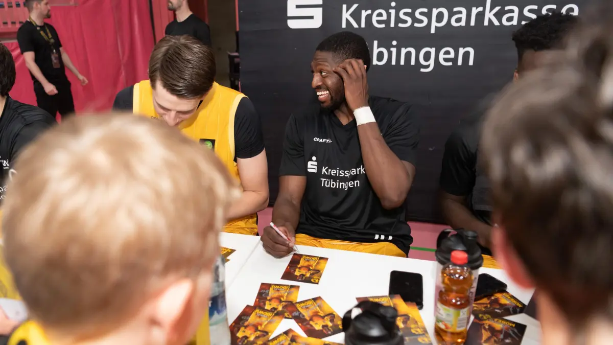 GER, Tigers Tuebingen vs. BBC Bayreuth, 2. Barmer Basketball Bundesliga, Herren, 34. Spieltag, Spielzeit 2024/2025, 26.04.2025: Autogrammstunde, Autogramme der Mannschft, Spieler fuer die Fans. Samuel Idowu (Tigers Tuebingen #10)
GER, Tigers Tuebingen vs. BBC Bayreuth, 2. Barmer Basketball Bundesliga, Herren, 34. Spieltag, Spielzeit 2024/2025, 26.04.2025,
Foto: Eibner-Pressefoto/Wolfgang Frank
