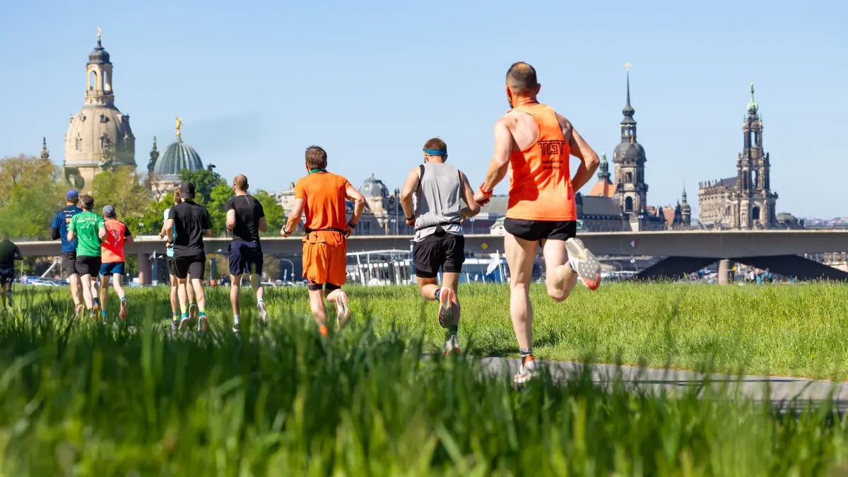 Oberelbe-Marathon: 27.04.2025, Sachsen, Dresden: Zahlreiche Läufer rennen auf dem Elberadweg in Dresden beim 26. Oberelbe-Marathon. Die Marathon Läufer starteten in Königstein/Sächsische Schweiz, das Ziel ist im Dresdner Heinz-Steyer-Stadion. Foto: Jürgen Lösel/dpa - Honorarfrei nur für Bezieher des Dienstes ZB-Funkregio Ost +++ ZB-FUNKREGIO OST +++