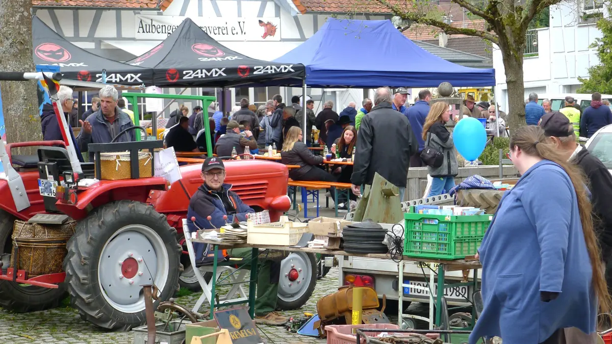 Neben Traktoren gab es beim 7. Owinger Schlepperflohmarkt auch viel Zubehör zu bestaunen und zu kaufen.