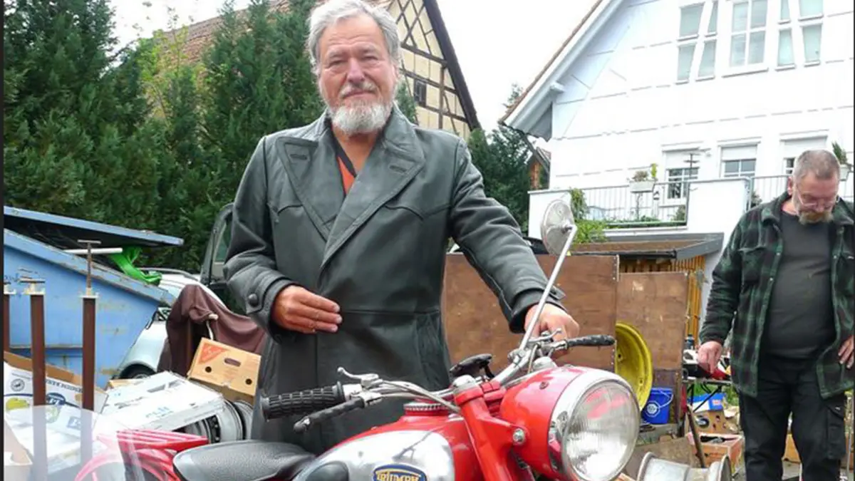 Der Owinger Wolfgang Zeiser mit Triumph-Motorrad, Baujahr 1956.