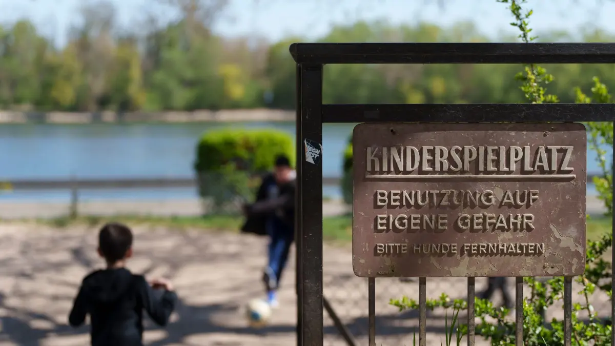 Spielplatz: PRODUKTION - 07.04.2025, Rheinland-Pfalz, Mainz: Ein Hinweisschild steht im Zugangsbereich zu einem Kinderspielplatz. (zu dpa: «Toben, lernen, wachsen: Wie steht es um Spielplätze im Land?») Foto: Andreas Arnold/dpa +++ dpa-Bildfunk +++