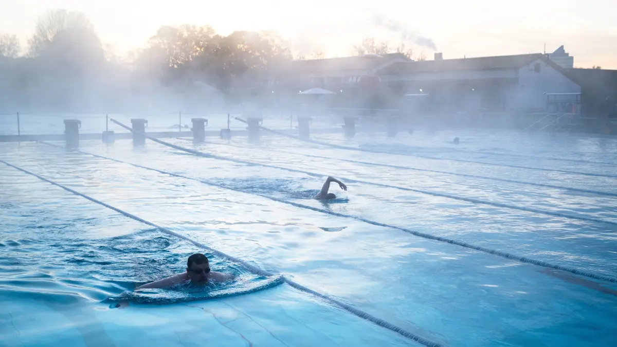 Saison-Eröffnung im Freibad: Das Freibad machte am 27.04. um 6 Uhr auf. Die ersten Badegäste bekamen ein Frühstück von den Stadtwerken.