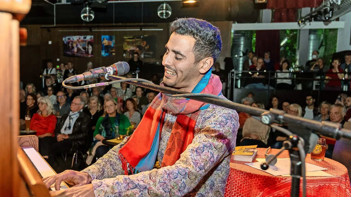 Pianist und Saenger Aeham Ahmad, Der Pianist aus den Trümmern von Damaskus: Aeham Ahmad mit seinem Trio (Saxophonist Steve Schofield und Schlagzeuger Tobias Schulte) im Pavillon in Sindelfingen, 26.04.2025, Foto: Eibner-Pressefoto/Edward Cheung