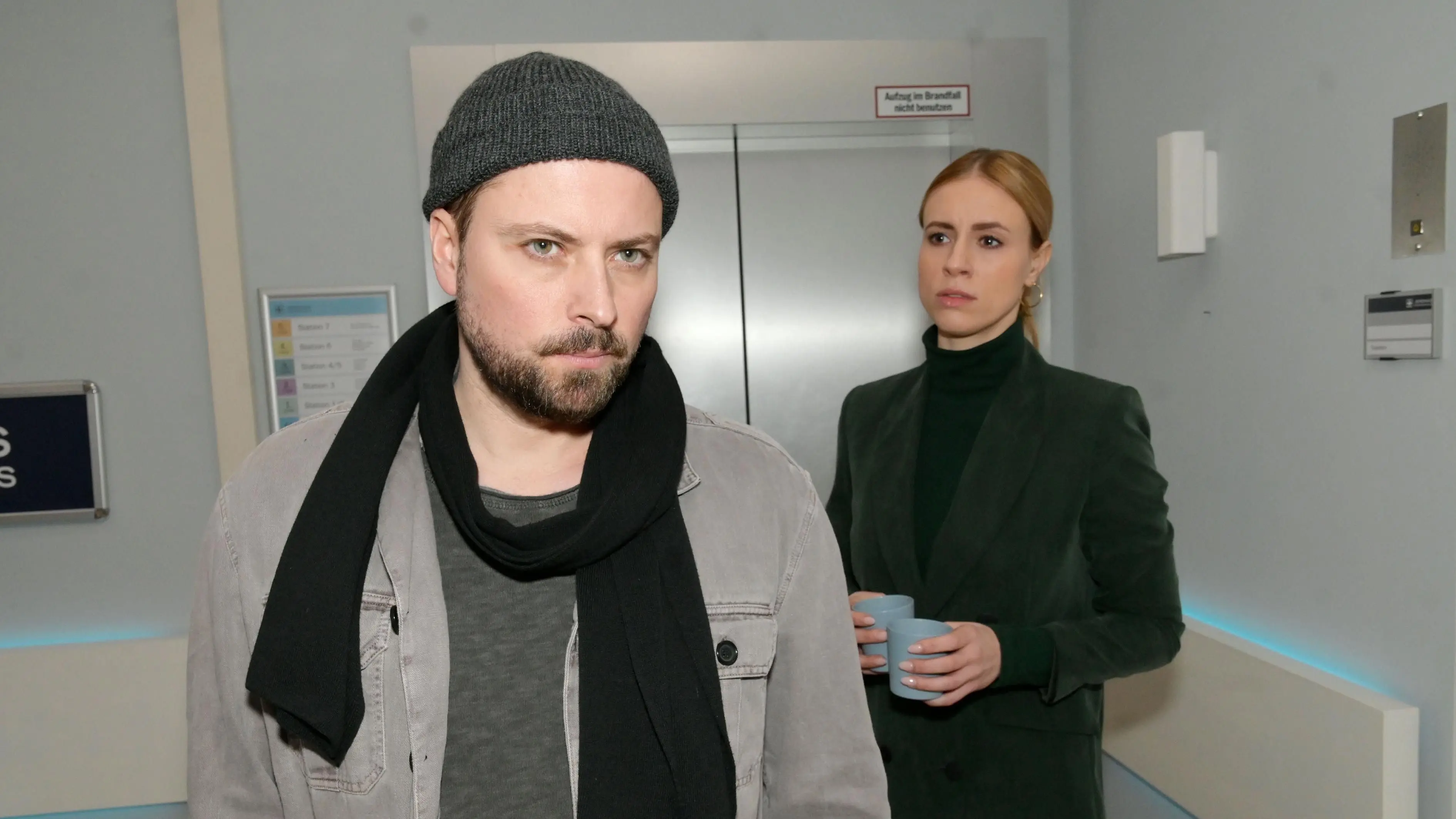 John (Felix von Jascheroff) erfährt, dass Zoe (Lara Dandelion Seibert) ihn belogen hat.