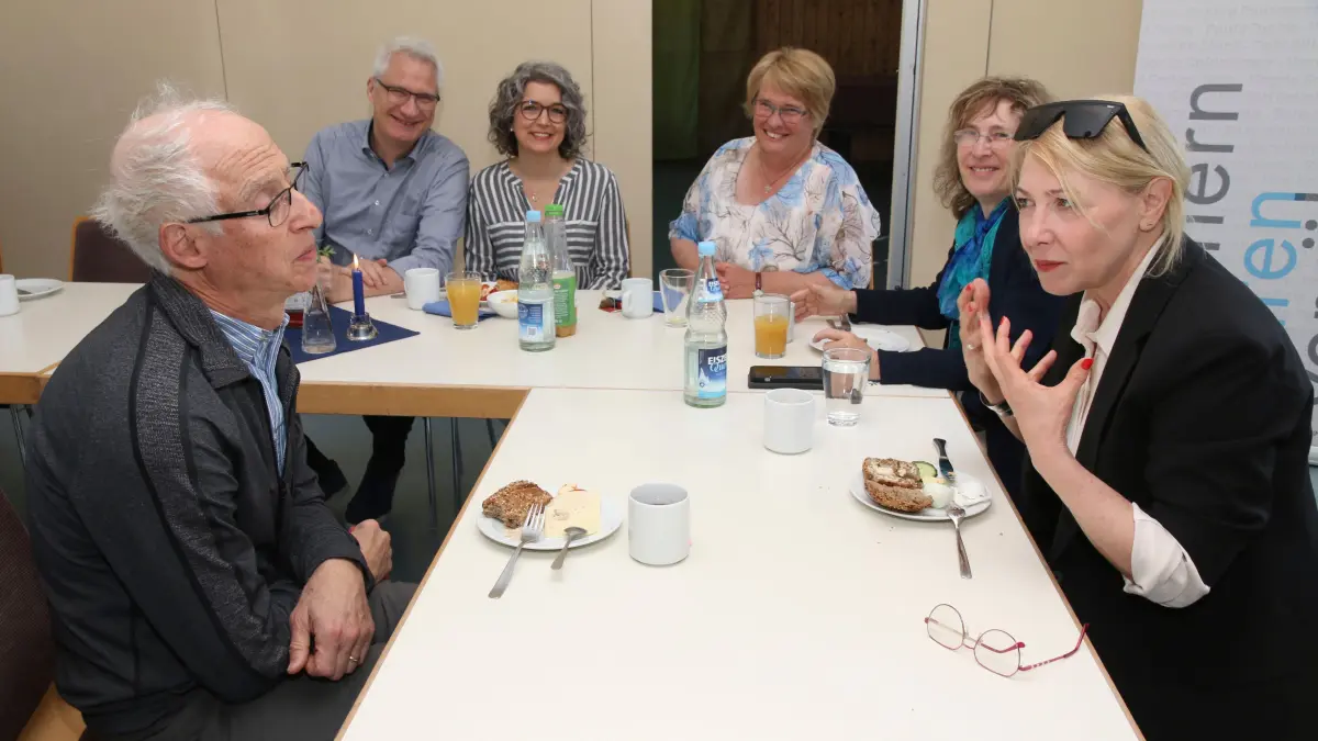 Initiative erinnern-ehren-versöhnen - Nachkommen der KZ-Insassinnen Michael Simon (vorne links) und Sasa Savel Burkart - Frühstück in der Fokus-Kirche