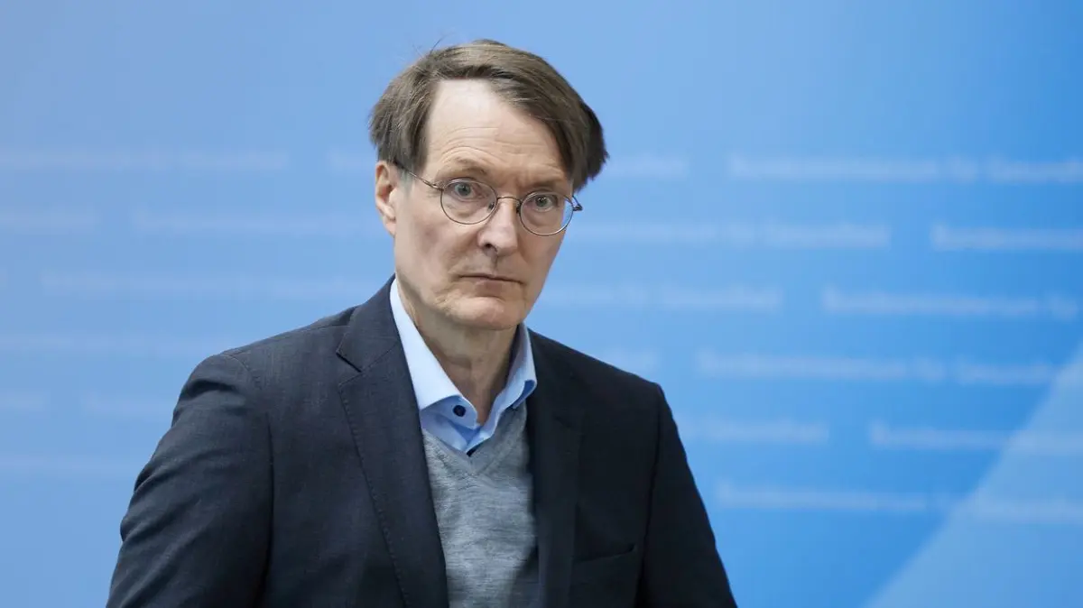 Karl Lauterbach: 28.04.2025, Berlin: Karl Lauterbach (SPD), geschäftsführender Bundesgesundheitsminister, kommt zu einem Pressestatement zum Start für die bundesweite Nutzung der neuen elektronischen Patientenakten (ePA) ab Dienstag, 29. April. (zu dpa: «Lauterbach wünscht Nachfolgerin Warken Glück und Erfolg») Foto: Jörg Carstensen/dpa +++ dpa-Bildfunk +++