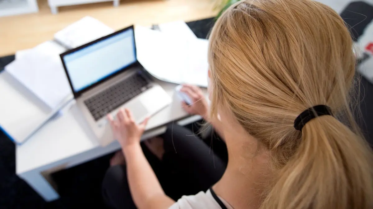 Arbeit: ARCHIV - 05.07.2015, Baden-Württemberg, Stuttgart: ILLUSTRATION - Eine Frau sitzt an einem Laptop. Noch weit mehr Frauen als Männer arbeiten in Niedersachsen in Teilzeit (Archivbild) (zu dpa: «Deutlich mehr Frauen als Männer in Teilzeitjobs») Foto: Daniel Naupold/dpa +++ dpa-Bildfunk +++