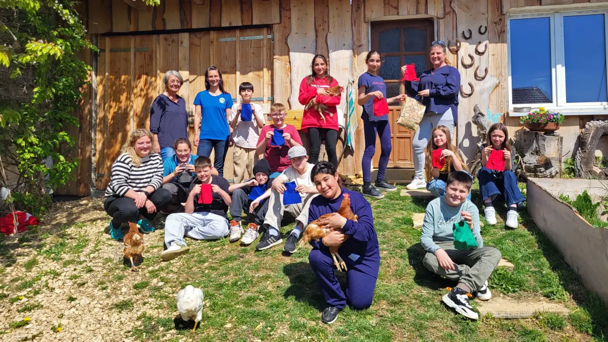 Fünftklässler der Schillerschule waren zu Besuch auf dem "Glückhof" und haben genähte Hühner-Pullis an "Rettet das Huhn" überreicht.