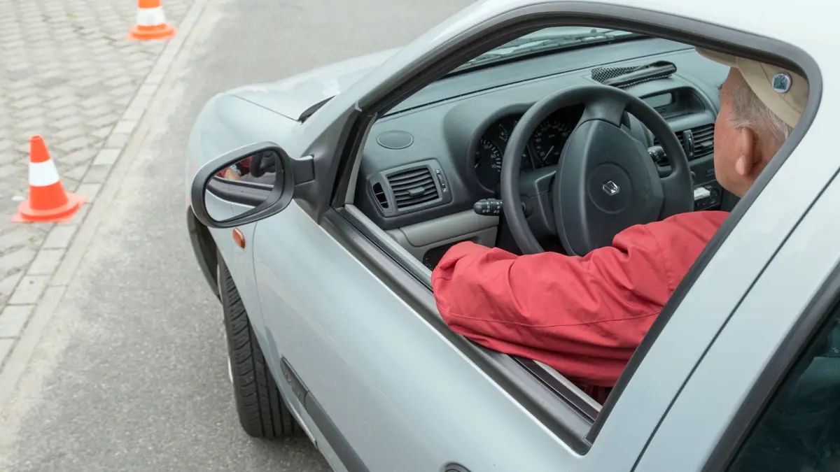 ARCHIV - 24.06.2015, Brandenburg, Beeskow: Ein Rentner sitzt in seinem Auto und nimmt an einem Fahrtraining für Senioren teil. (zu dpa: «Senioren am Steuer: Unfallzahl steigt deutlich») Foto: Patrick Pleul/dpa +++ dpa-Bildfunk +++