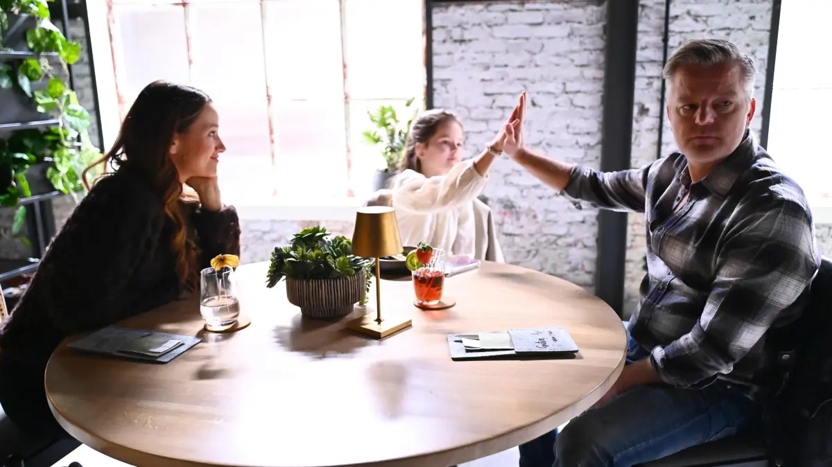 Jenny (Kaja Schmidt-Tychsen, l.) will einen unbeschwerten Moment mit Annabelle nicht zerstören. Ingo (André Dietz) spricht mit der Kleinen über die Liebe.