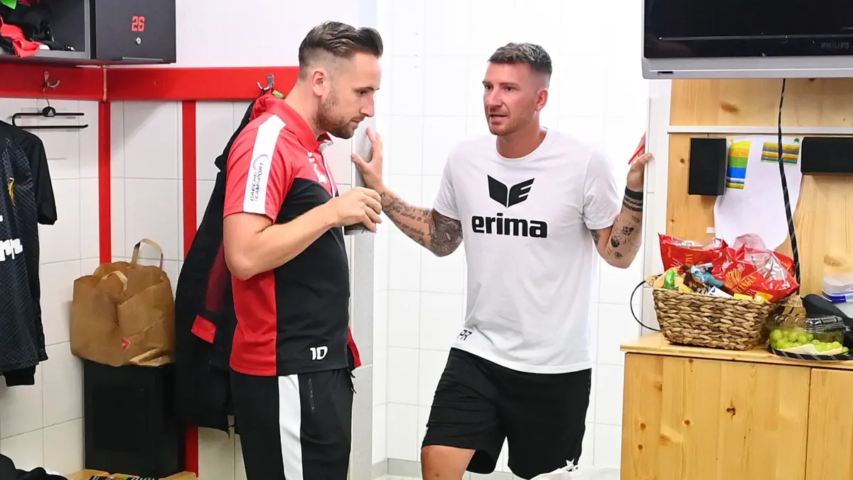 Stehen nun nicht mehr in derselben Kabine und sind Kontrahenten: Ex-FCH-Trainer Pascal Reinhardt und Holzhausens Torjäger Janik Michel.