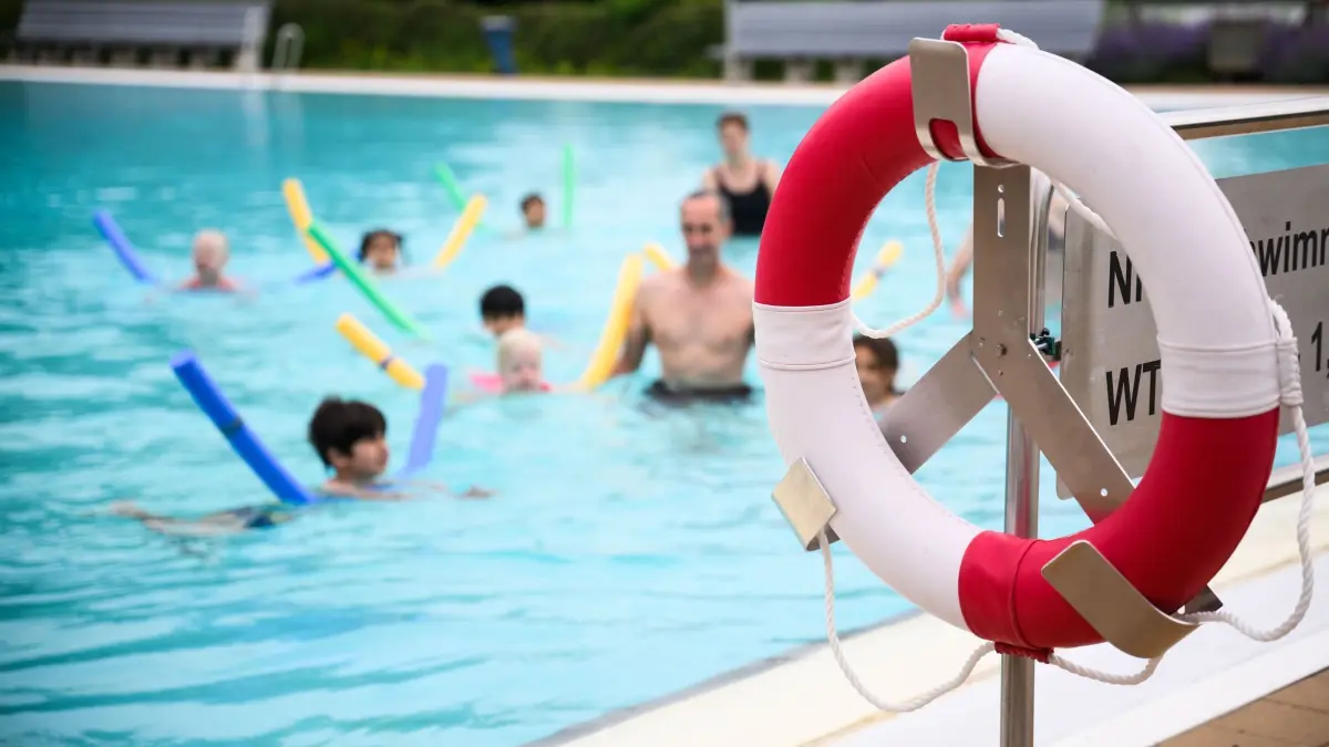 Schwimmkurse für Kinder: ARCHIV - 23.05.2022, Niedersachsen, Hannover: Bei einer Schwimmstunde lernen Kinder Schwimmen. (zu dpa: «DLRG-Bilanz für NRW: Rückgang bei Schwimmanfängern») Foto: Julian Stratenschulte/dpa +++ dpa-Bildfunk +++
