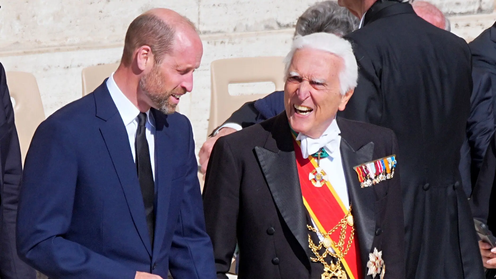 Prinz William: Darf man im blauen Anzug zur Papstbeisetzung? | swp.de