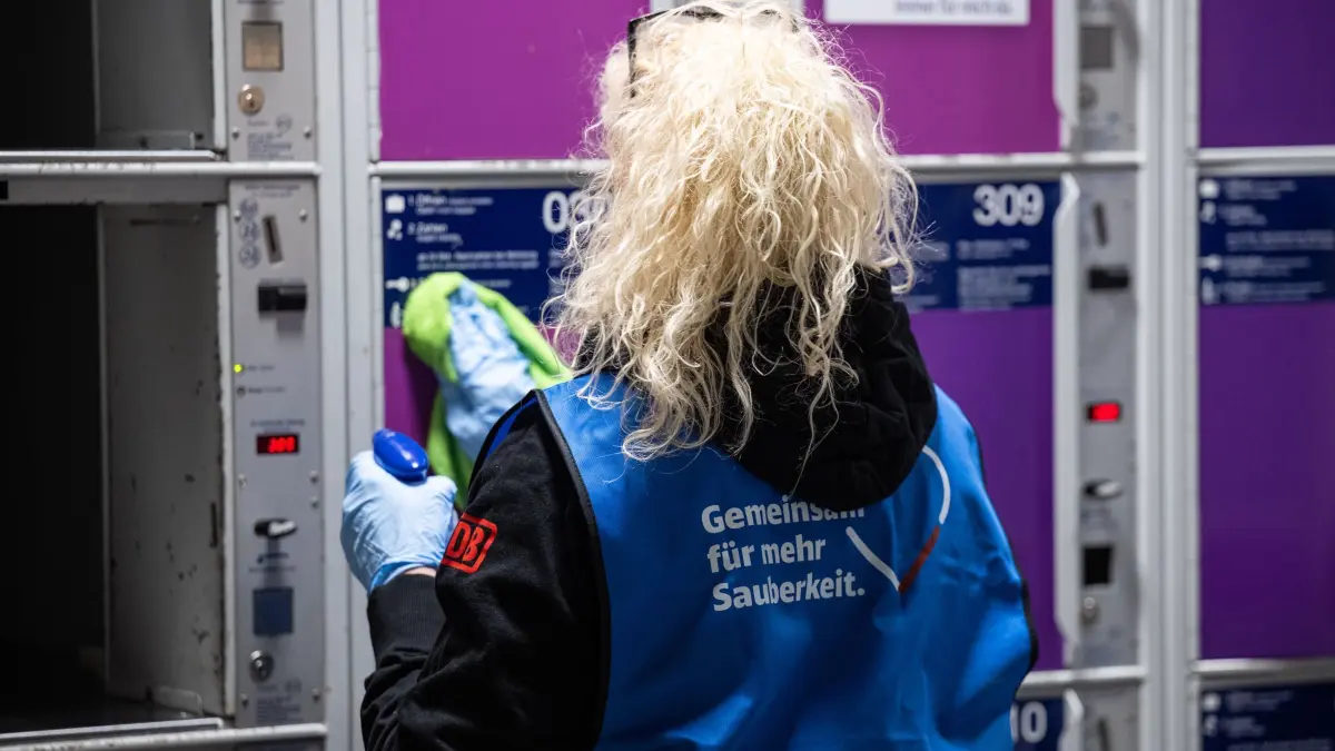 Frühjahrsputz im Ostbahnhof Frühjahrsputz im Berliner Ostbahnhof: 29.04.2025, Berlin: Eine DB Mitarbeiterin reinigt Schließfächer. Die Deutsche Bahn setzt in Berlin den Frühjahrsputz an 15 Stationen um. Foto: Hannes P. Albert/dpa +++ dpa-Bildfunk +++