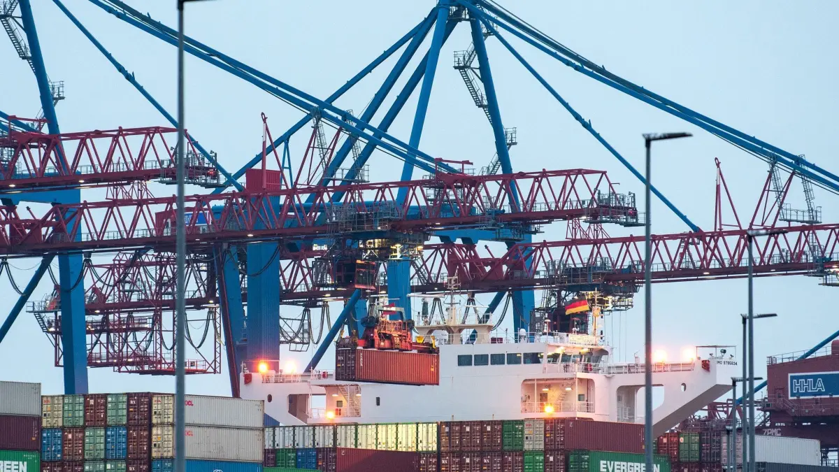 Hamburger Hafen: ARCHIV - 24.04.2025, Hamburg: Ein Containerschiff liegt am Container-Terminal-Tollerort. (zu dpa: «Kein Aufschwung in Sicht: Schrumpft die Wirtschaft erneut?») Foto: Daniel Bockwoldt/dpa +++ dpa-Bildfunk +++