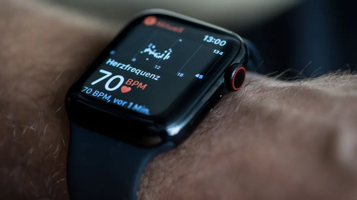 Eine Smartwatch zeigt die Herzfrequenz an