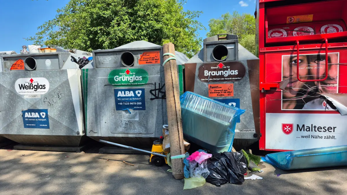 Regelmäßig muss der Bauhof in Hülben auch vor den Glascontainern unrechtmäßig abgestellten Müll einsammeln.