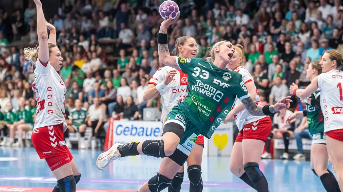 Frisch Auf Goeppingen vs. HB Ludwigsburg, Handball, 1. Bundesliga, Play-Offs, Spielzeit 2024/2025, 30.04.2025: Luisa Schulze (Frisch Auf Frauen, #33) setzt sich am Kreis gegen Jenny Carlson (HB Ludwigsburg, #42) durch, Frisch Auf Goeppingen vs. HB Ludwigsburg, Handball, 1. Bundesliga, Play-Offs, Spielzeit 2024/2025, 30.04.2025
Foto: EIBNER/Michael Schmidt