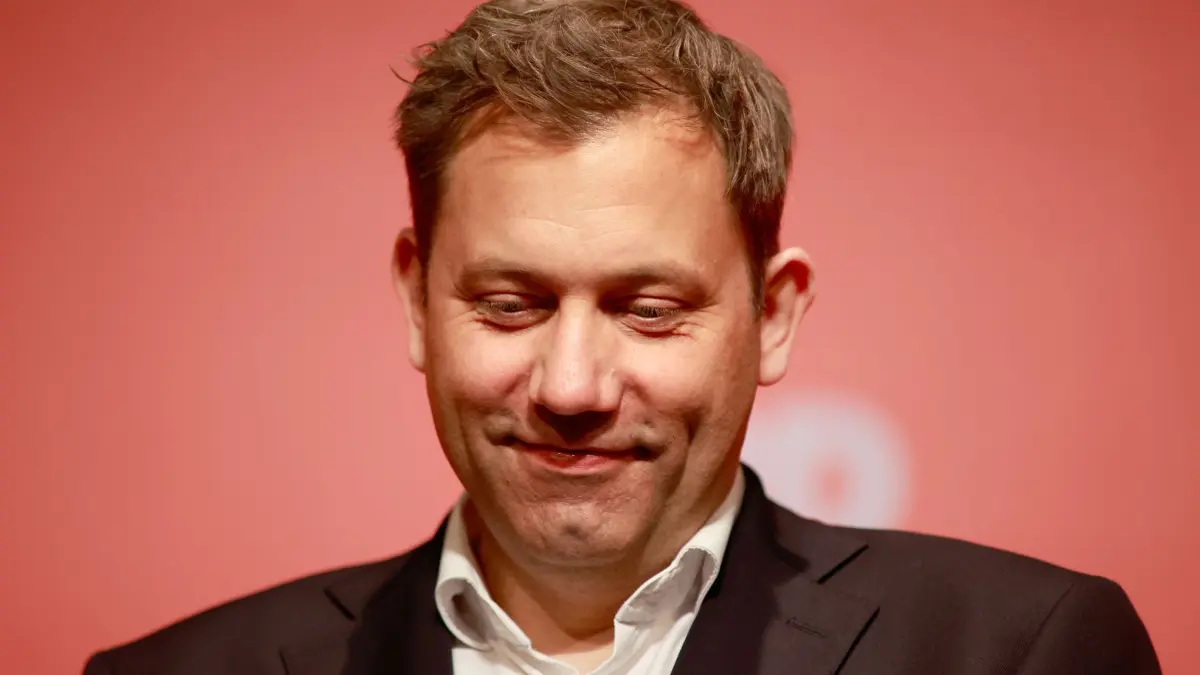 Dialogkonferenz zum SPD-Mitgliedervotum in Baunatal: ARCHIV - 26.04.2025, Hessen, Baunatal: Der SPD Parteivorsitzender Lars Klingbeil stellt sich während der Dialogkonferenz zum SPD-Mitgliedervotum den Fragen der Teilnehmer. (zu dpa: «Klingbeil soll Vizekanzler und Finanzminister werden») Foto: Matthias Bein/dpa +++ dpa-Bildfunk +++