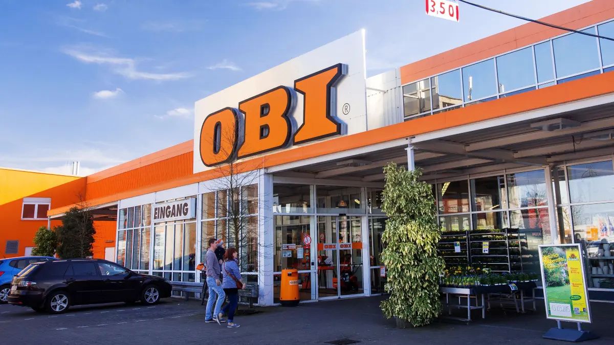 ARCHIV - Der Haupteingang eines Baummarkts von Obi ist am 09.03.2015 in Schwerin (Mecklenburg-Vorpommern) zu sehen. (Zu dpa "Nach Supermarktverkauf: Tengelmann plant neue Investitionen" vom 13.07.2017) Foto: Jens Büttner/dpa-Zentralbild/dpa ++ +++ dpa-Bildfunk +++