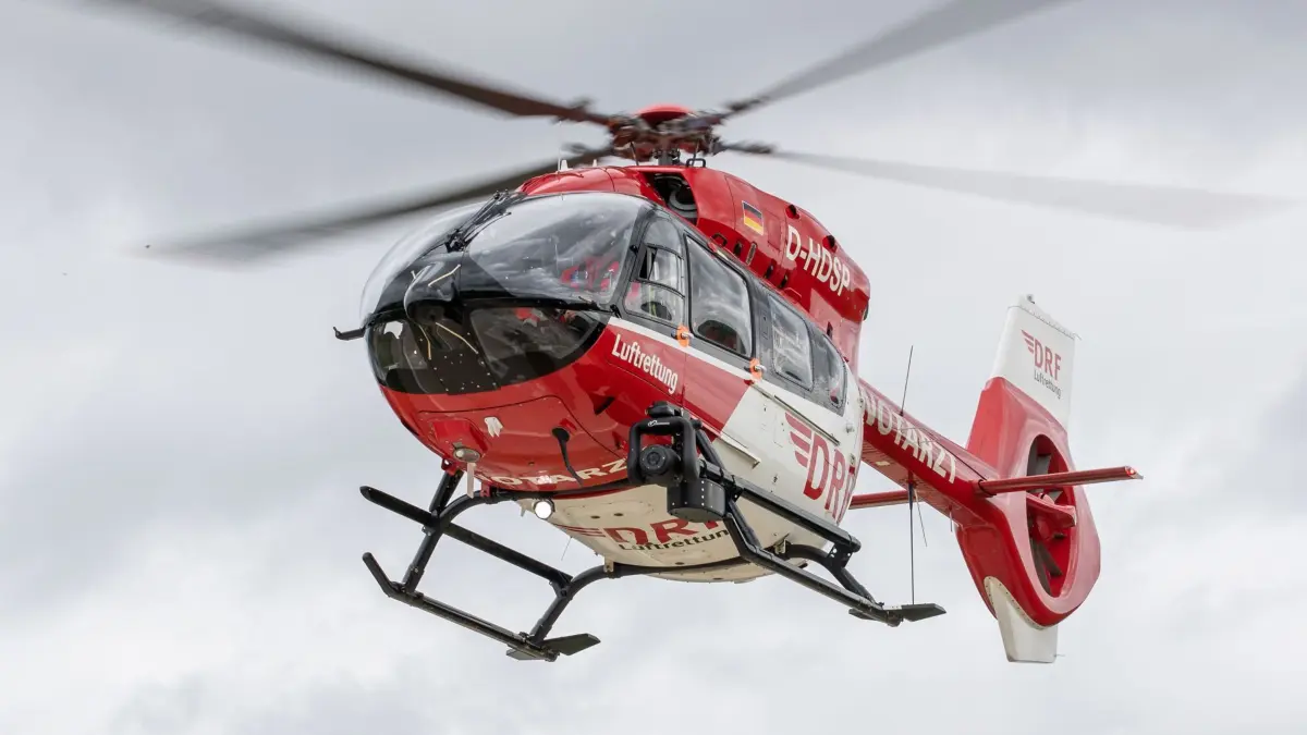 ARCHIV - 17.08.2021, Bayern, Regensburg: Ein Rettungshubschrauber der DRF-Luftrettung startet zu einem Einsatz. (zu dpa: «Frau prallt mit E-Roller gegen Mauer - schwer verletzt») Foto: Daniel Karmann/dpa +++ dpa-Bildfunk +++